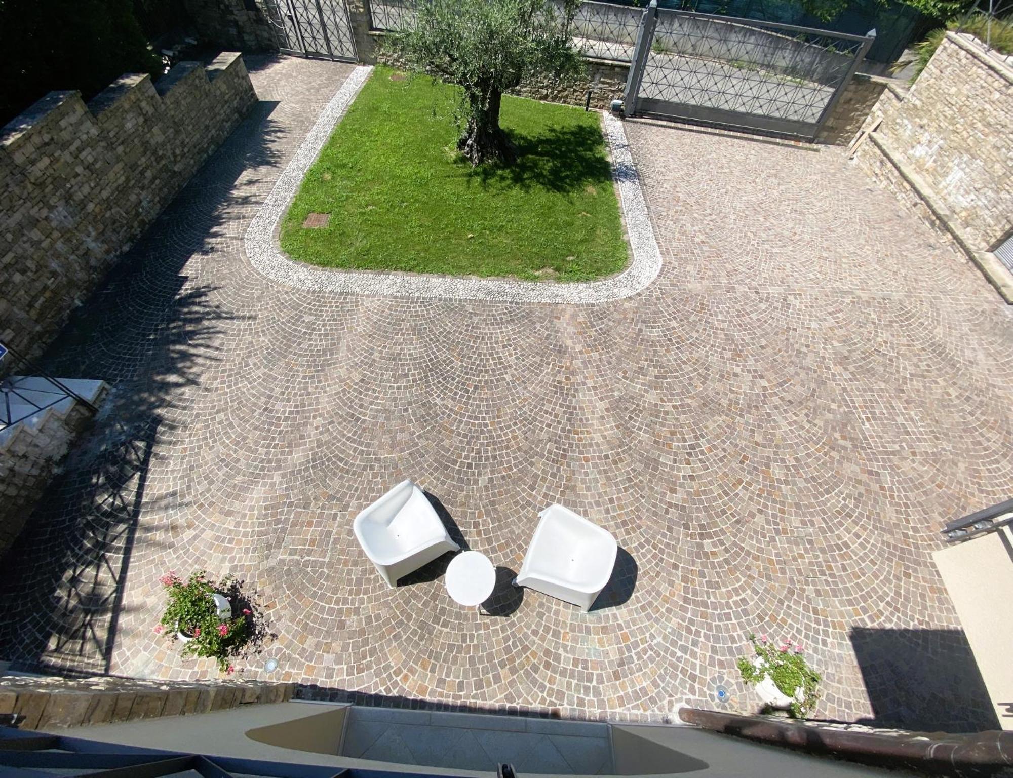Vela Di Soleville Vista Con Ristorante E Pizzeria * Sale Marasino